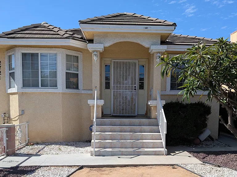2721 Montezuma Ave — Photo 2