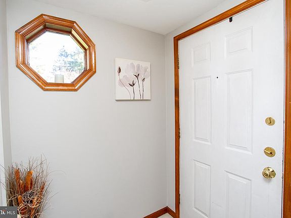 5th image of 381 Redbud Ct #381