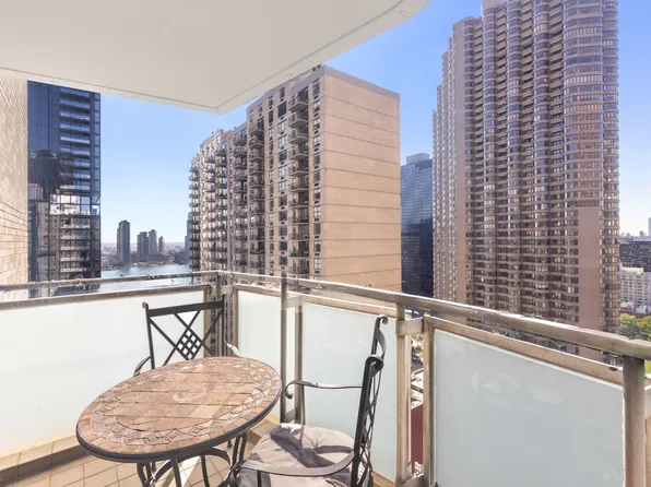 300 East 40th Street image 4 of 14