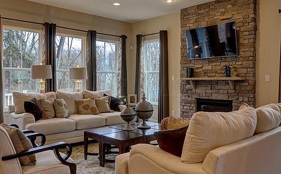 3rd image of 884 Blackmore Cir