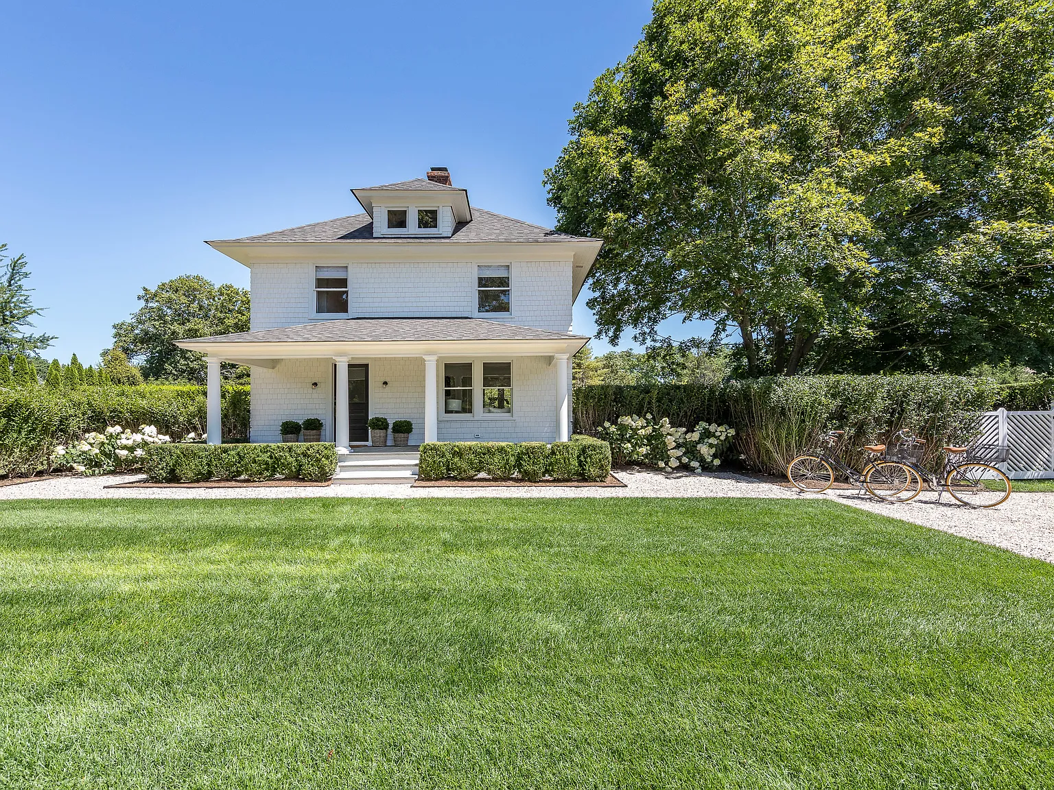 Designers Own Sophisticated Bridgehampton Classic — Photo 2