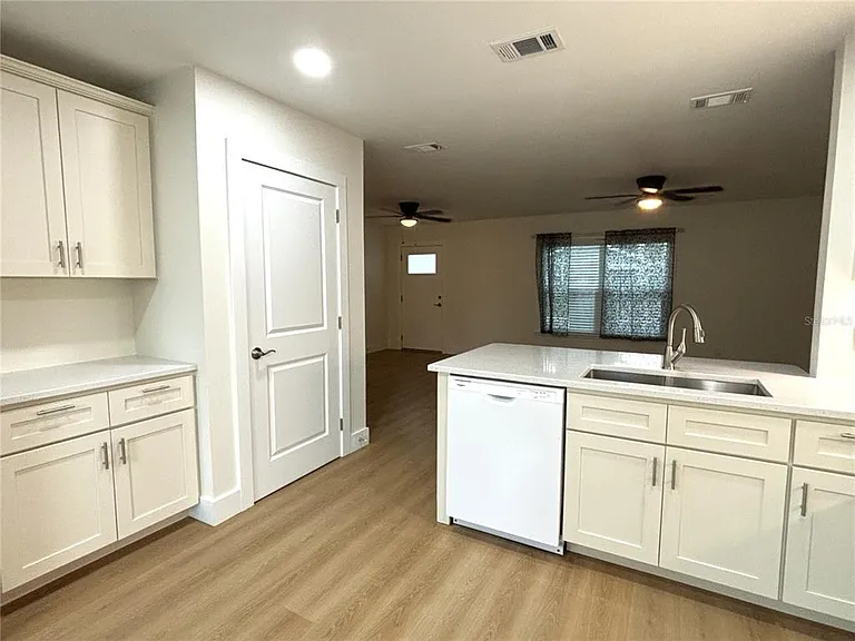 220 W North St — Photo 4