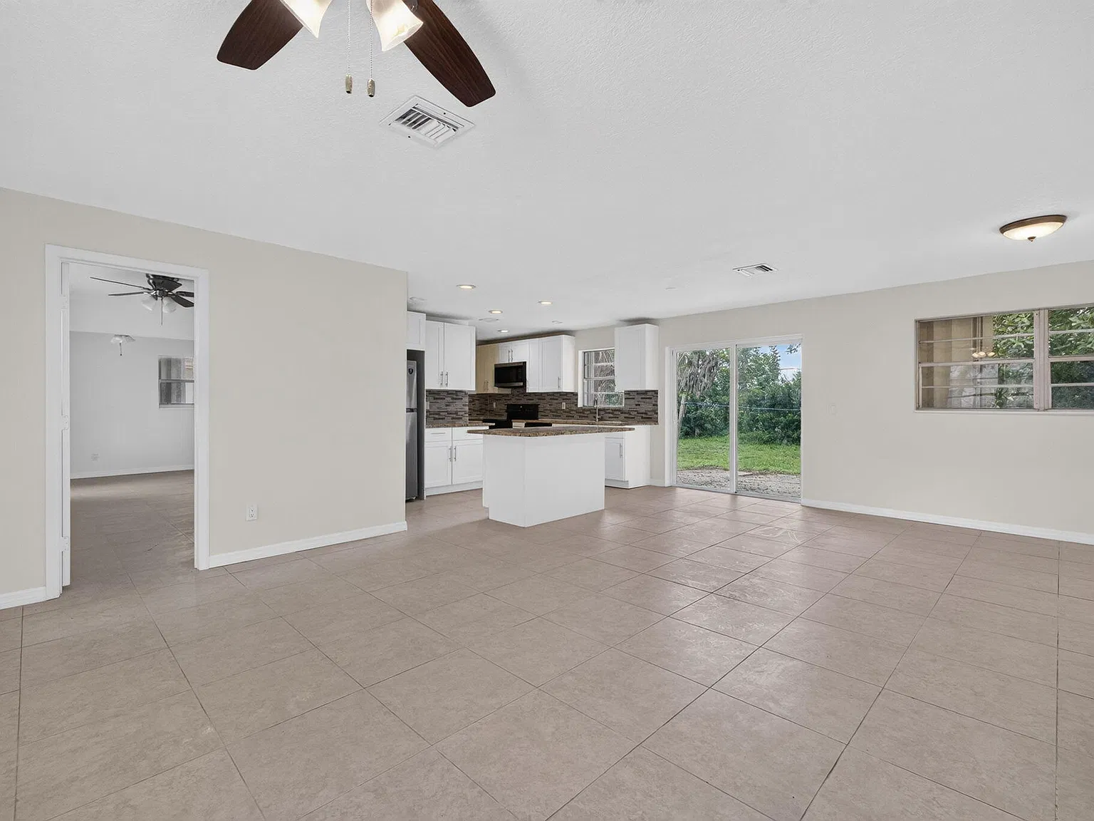 3 bed, 2.0 bath, 1344 sqft, $2,600 — Photo 4