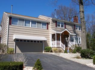 4 Renehan Dr, Ansonia, CT 06401