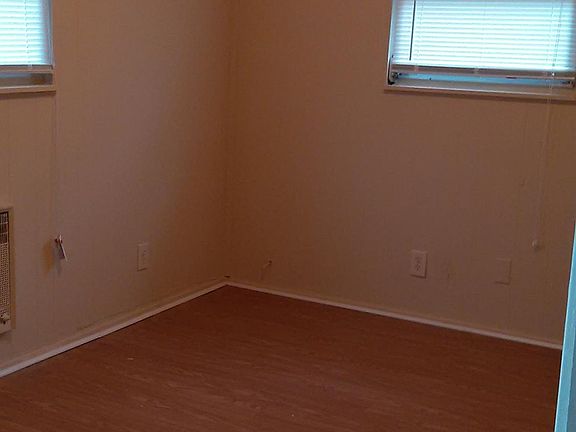 5th image of 800 NE Radford Pl