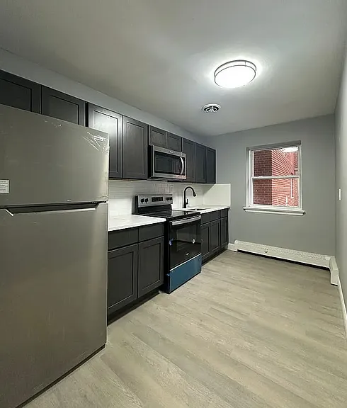 138 E 7th St #7 — Photo 27