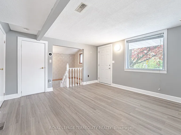 16 Royal Ave — Photo 8