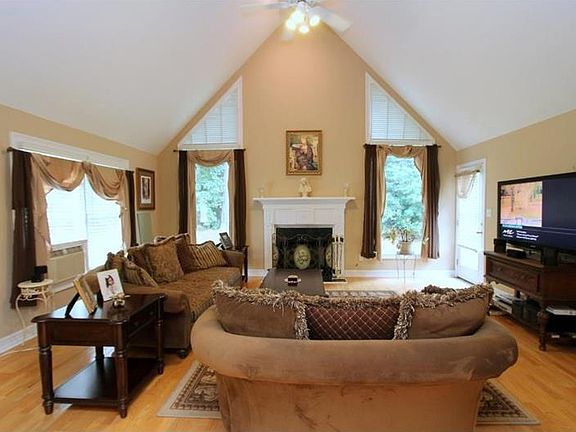 4th image of 1035 River Valley Dr