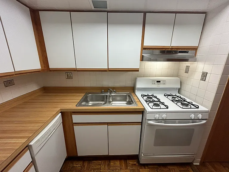 2340 N Commonwealth Ave — Photo 11