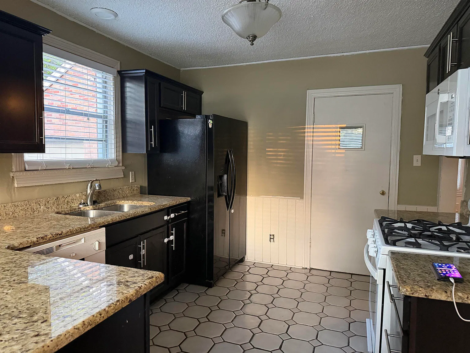 3 bed, 2.5 bath, 1737 sqft, $1,600 — Photo 2