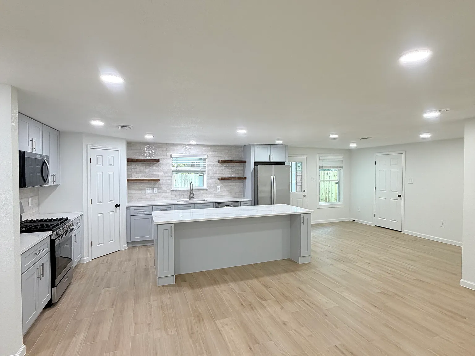 4 bed, 1825 sqft, $2,250 — Photo 2