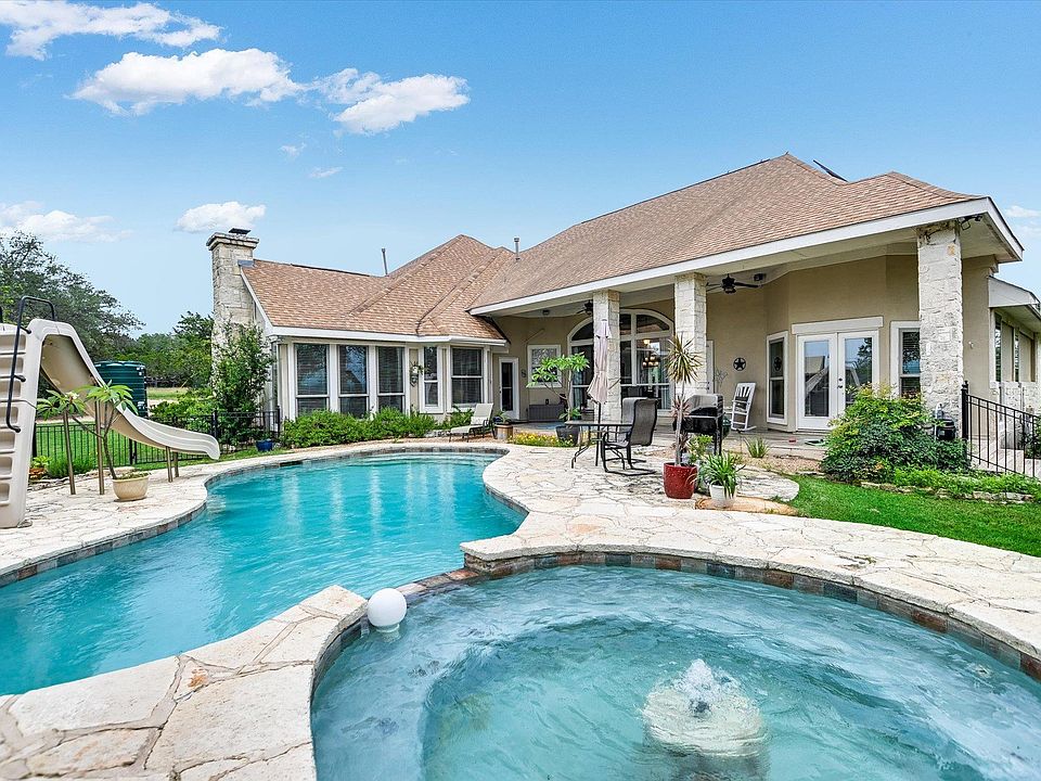 1st image of 300 Valley Oak Dr