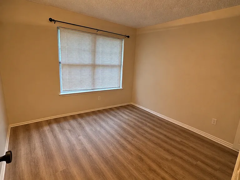 91 Versailles Ct — Photo 7