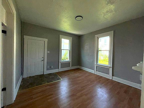 4th image of 462 Wood St #1/2