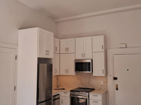 784 Lexington Avenue image 1 of 7