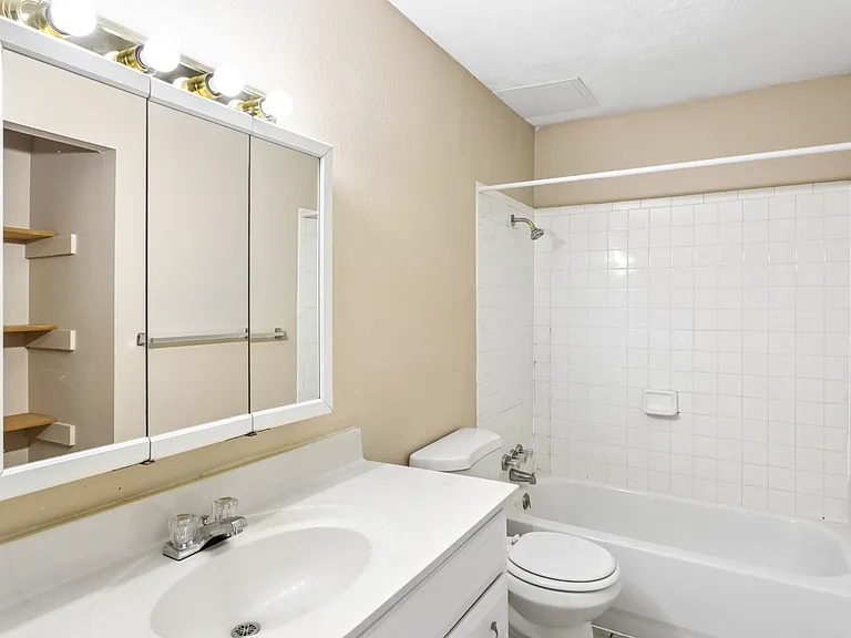 Riviera Apartments — Photo 7