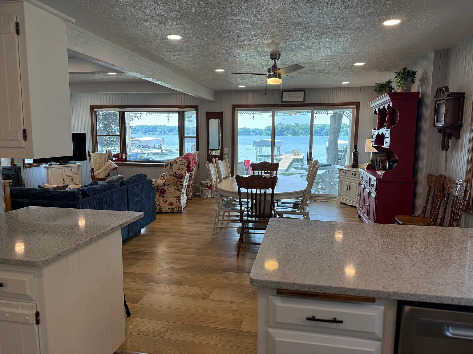 2110 Midlake Dr — Photo 2