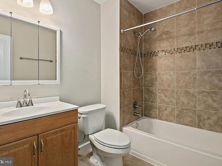 2542 N Wakefield St — Photo 37