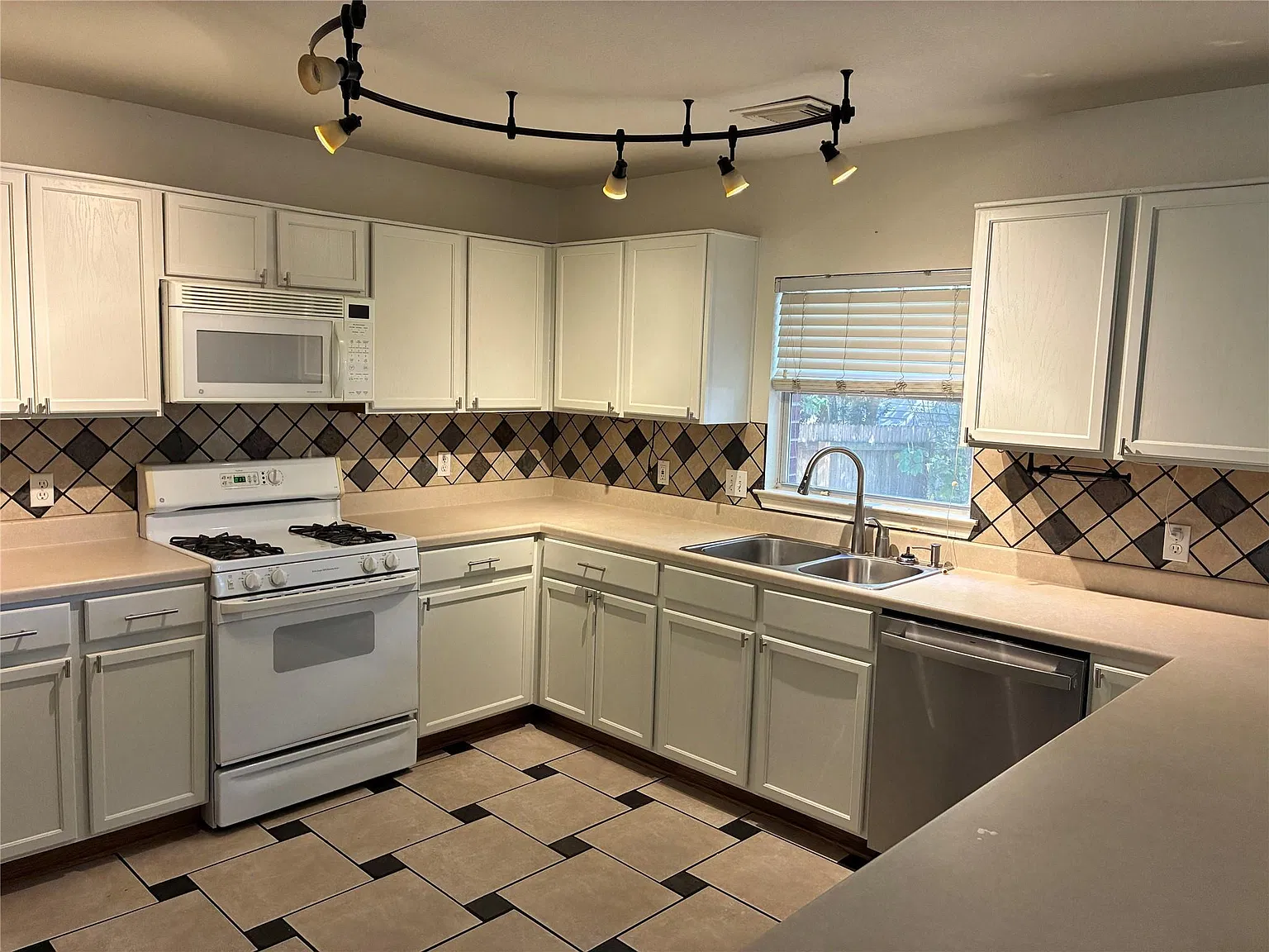 4 bed, 2.5 bath, 2900 sqft, $2,200 — Photo 4