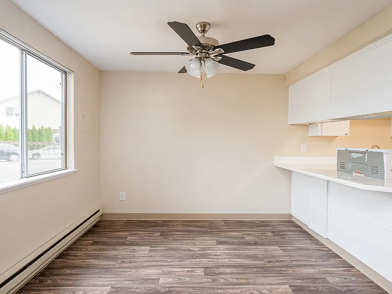 Amber Court Apartments — Photo 17