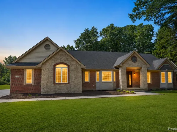 372 Hunters Ridge Dr, Ortonville, MI 48462