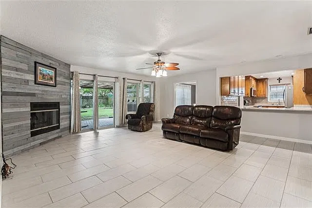 3 bed, 2.0 bath, 1970 sqft, $2,200 — Photo 2