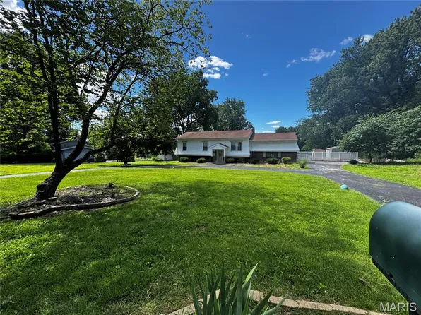 55 Queens Dr, Florissant, MO 63034