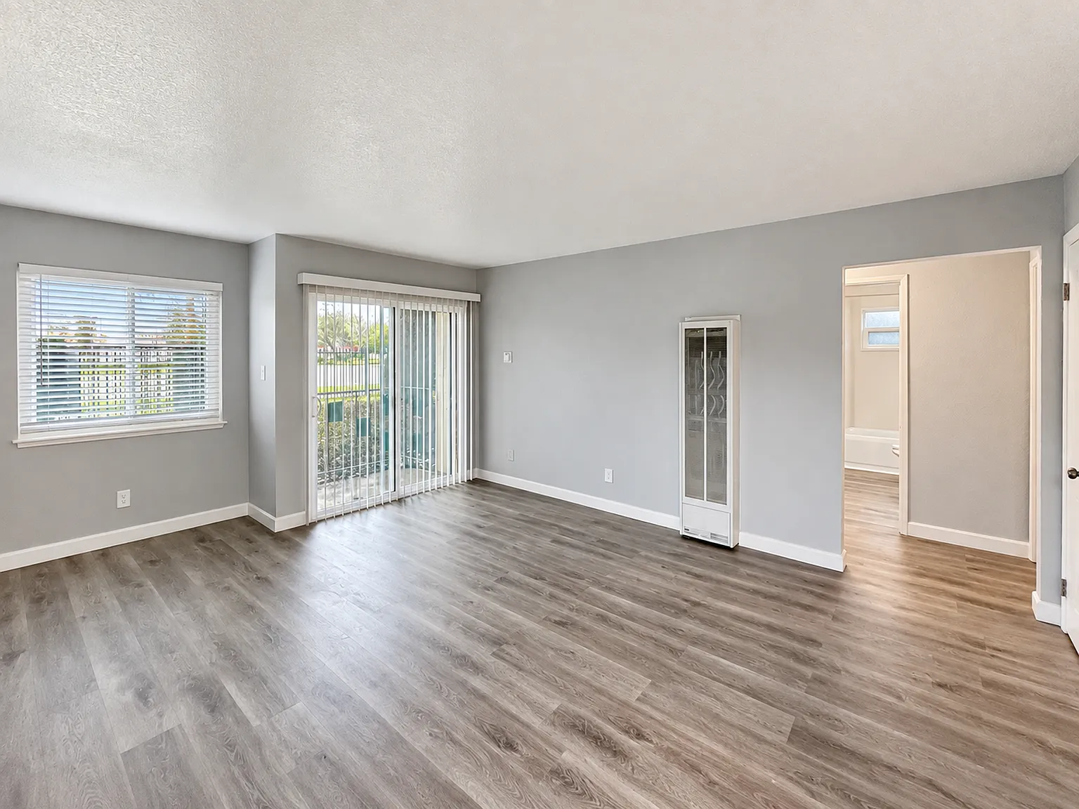 Lone Pine Apartments — Photo 1