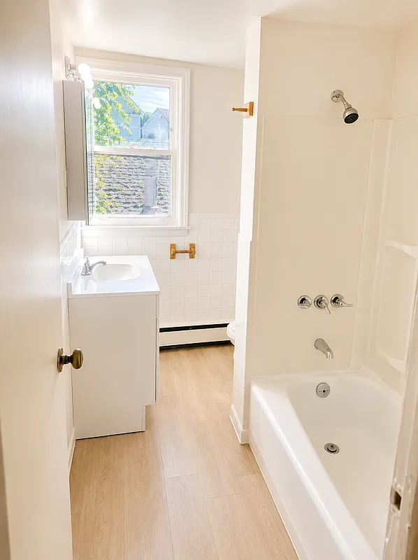 1 bed, 1.0 bath, $1,100 — Photo 2