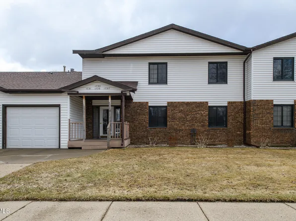 1733 N Grandview Ln, Bismarck, ND 58503