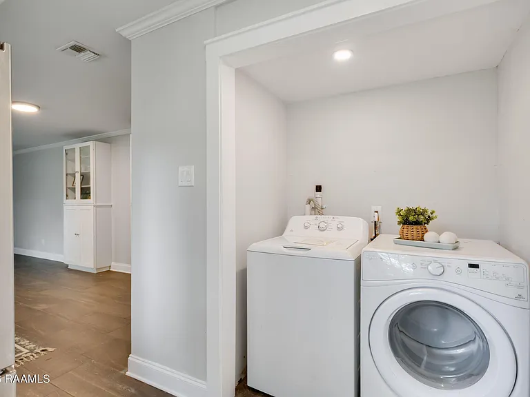 213 Lynn Dr — Photo 12