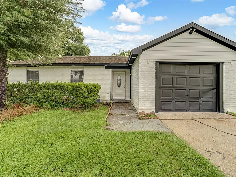 14618 Flair Dr — Photo 4