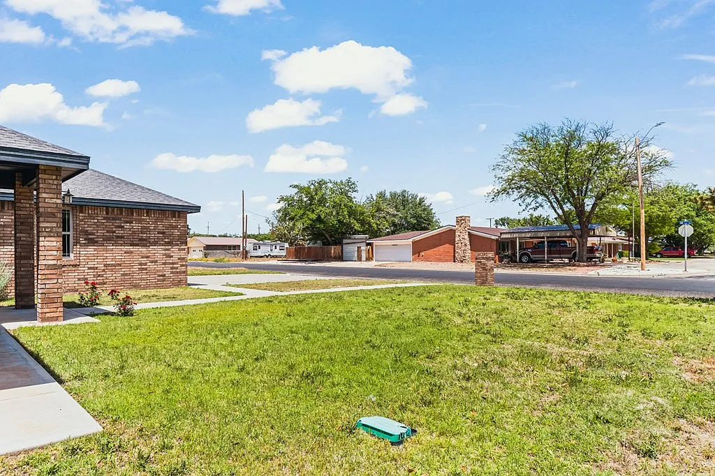 3 bed, 2.0 bath, 1817 sqft, $2,700 — Photo 3