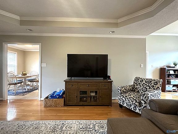 5th image of 9 Madison Ln