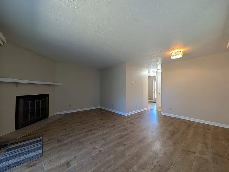 1528 Fetters Loop — Photo 4