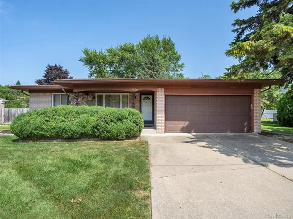 37826 Santa Anna St, Clinton Township, MI 48036