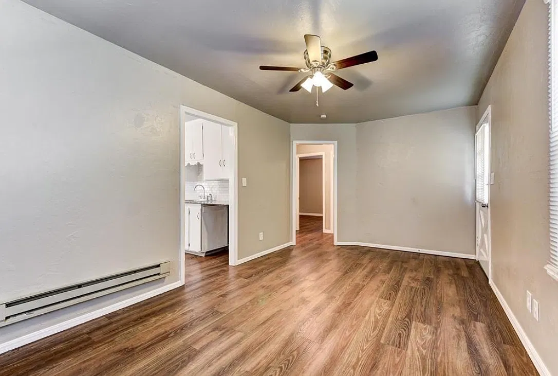 3 bed, 879 sqft, $1,300 — Photo 3