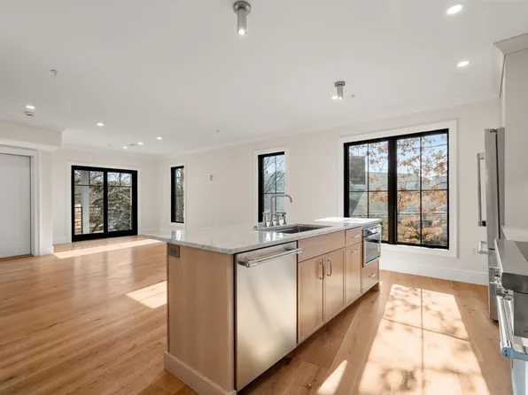 34 Vinton St #1, Boston, MA 02127