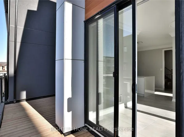 92 Huguenot Rd #7, Oakville, ON L6H 0M3