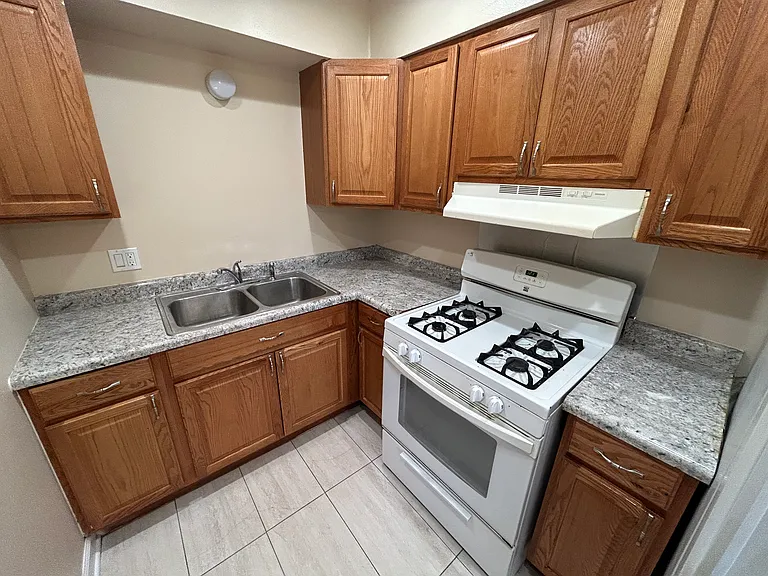 502 E Pine Ave — Photo 3