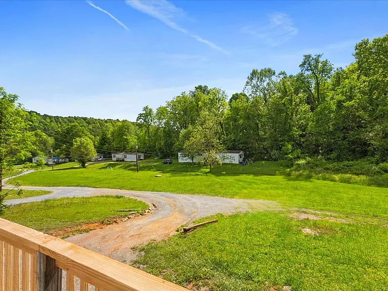 221 Country Ln — Photo 2