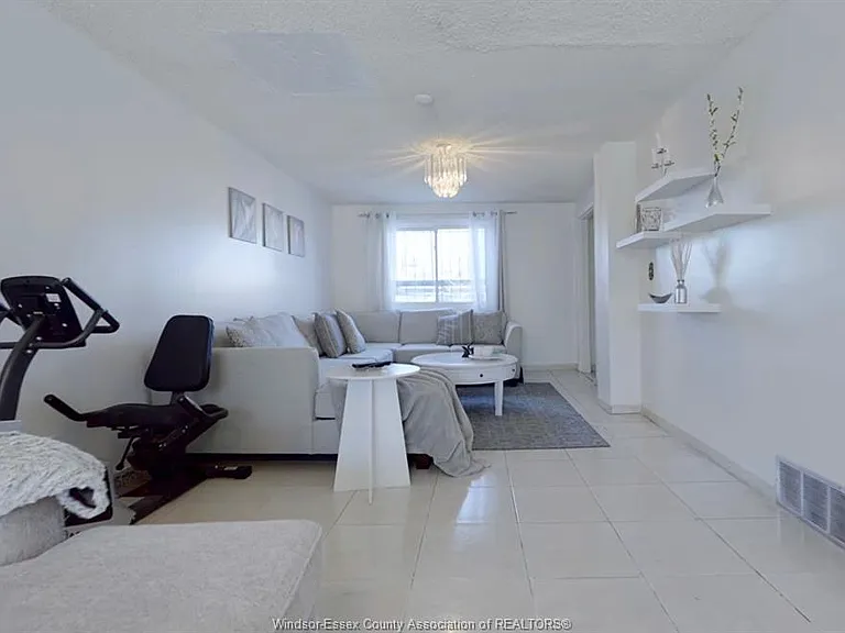 1073 Pierre Ave — Photo 4