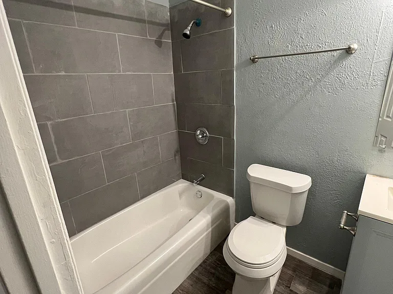 Hampton Gardens Apartment — Photo 20
