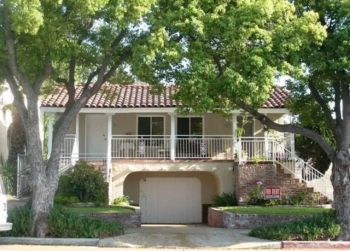 1454 E Chevy Chase Dr #C — Photo 1