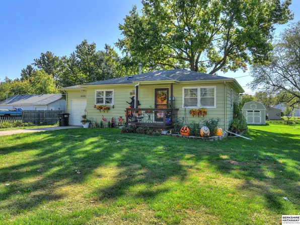 8339 Nicholas St, Omaha, NE 68114