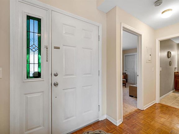 5th image of 7352 Woodlawn Colonial Ln
