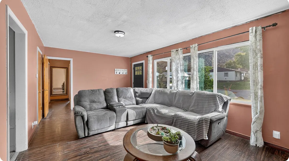 4 bed, 1924 sqft, $2,100 — Photo 2