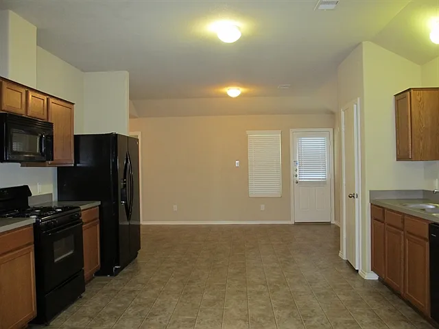 4 bed, 2.0 bath, 2050 sqft, $2,090 — Photo 2