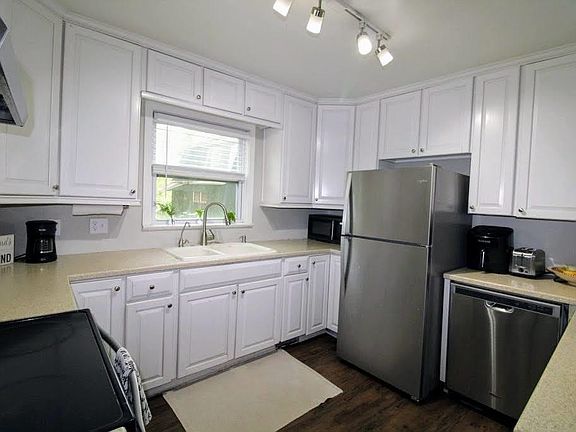 3rd image of 1805 Lilac Dr