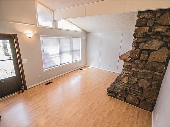 3rd image of 2 Hampstead Ln